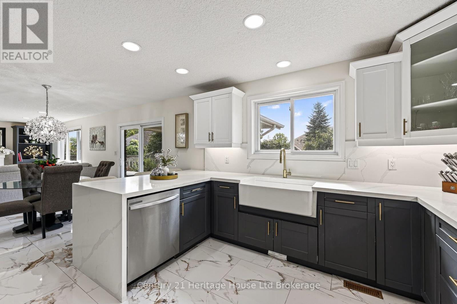 468 LAKEVIEW DRIVE - 29