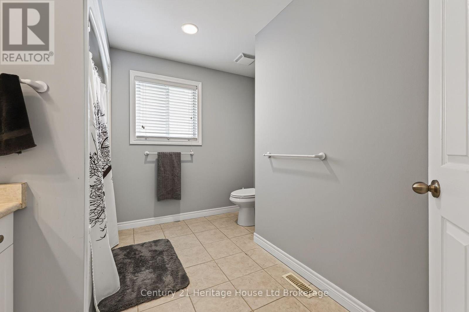 468 LAKEVIEW DRIVE - 43
