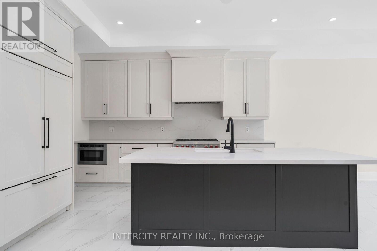 33 GIANVITO CRESCENT - 16