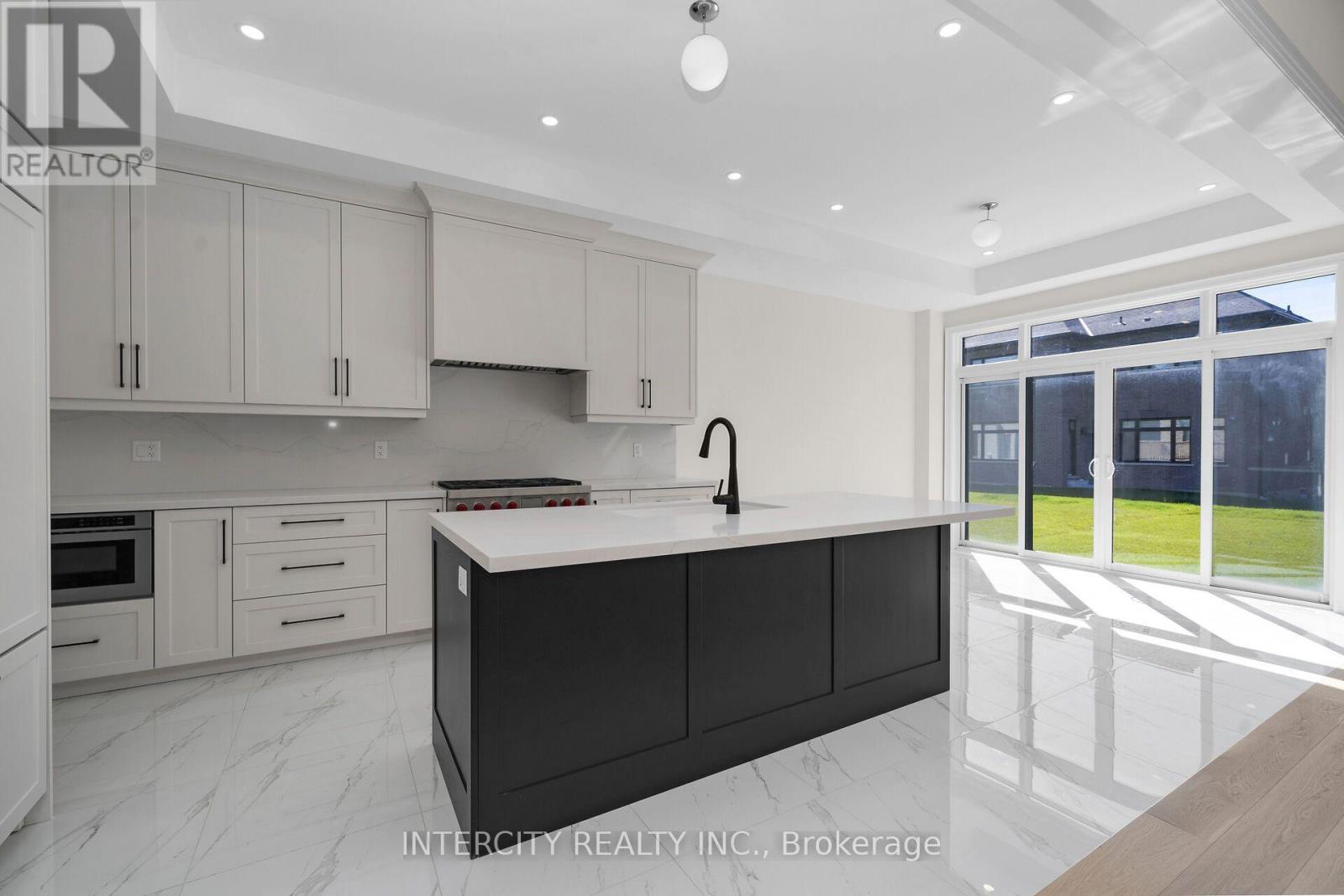 33 GIANVITO CRESCENT - 18