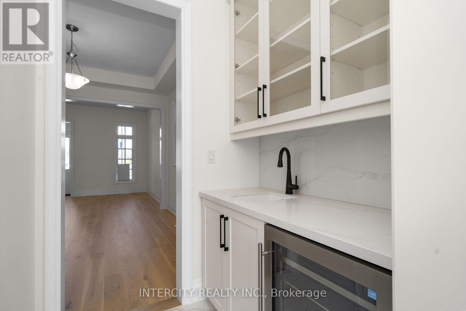 33 GIANVITO CRESCENT - 21