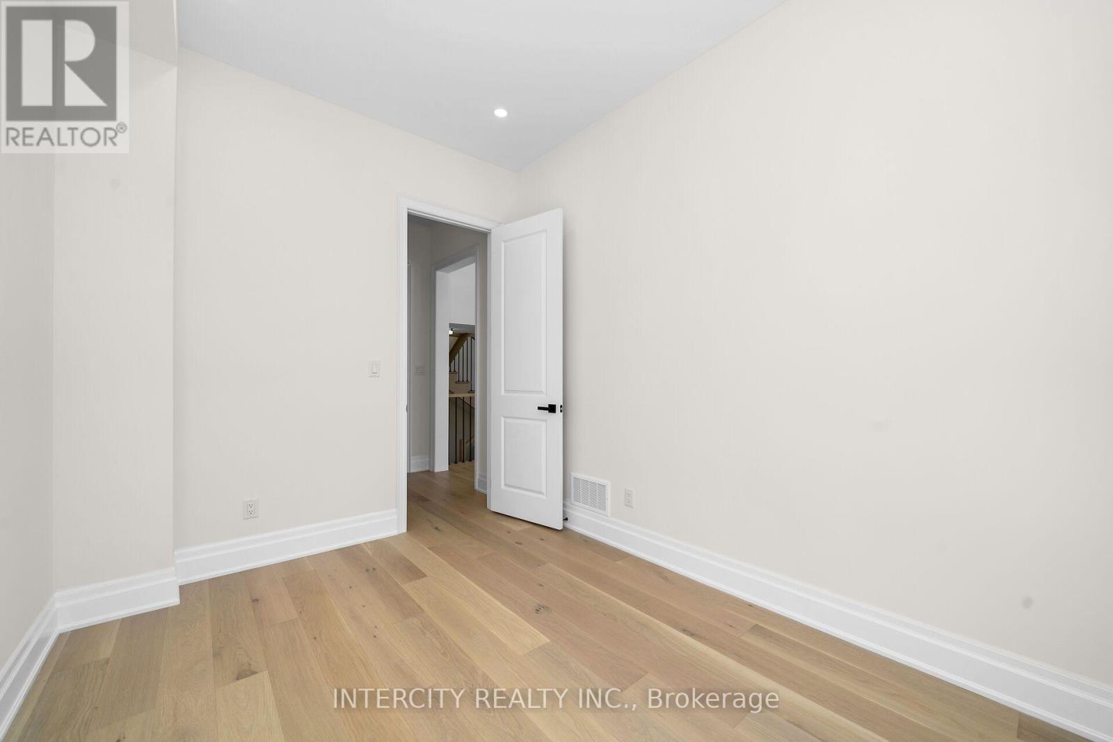 33 GIANVITO CRESCENT - 26