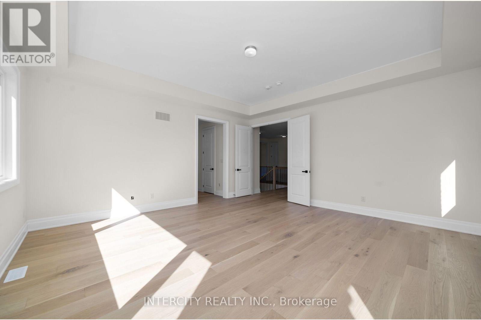 33 GIANVITO CRESCENT - 32