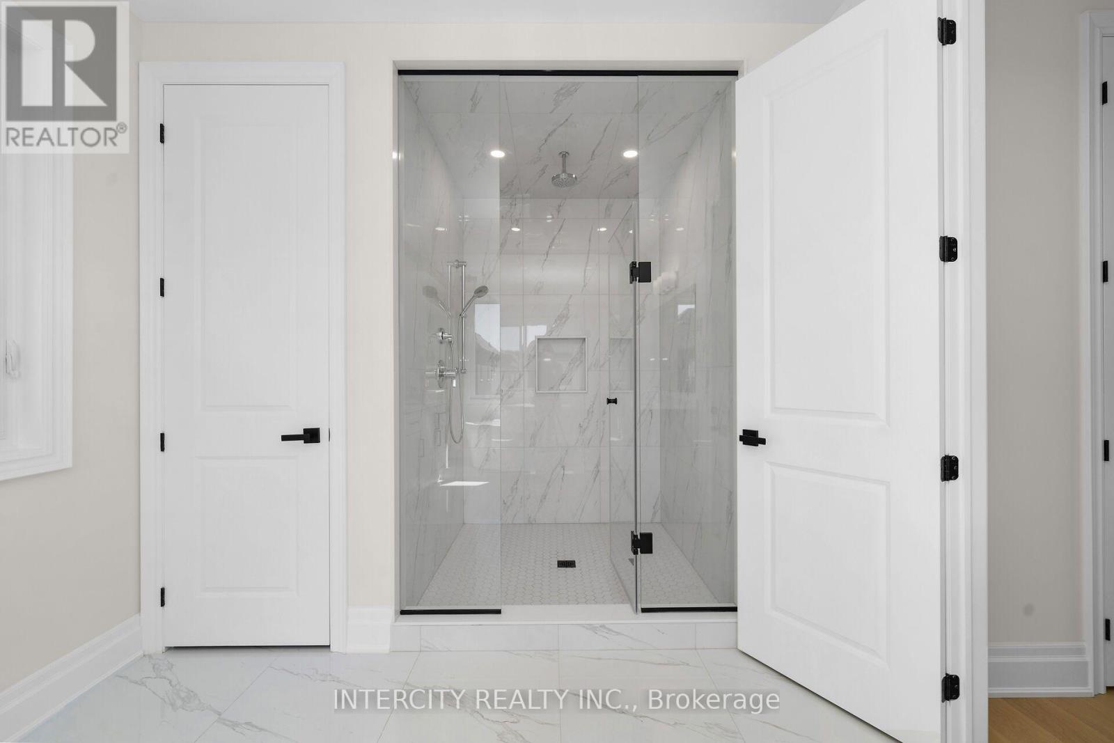 33 GIANVITO CRESCENT - 35