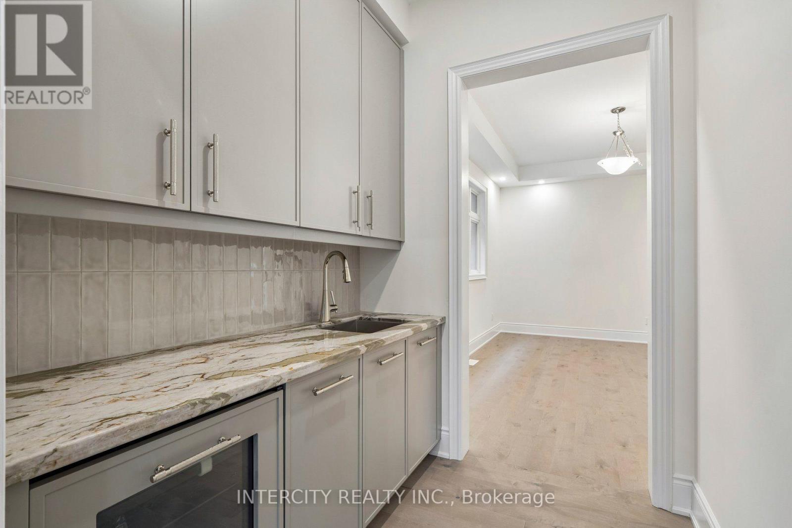 17 GARRIOCK HALL AVENUE - 21