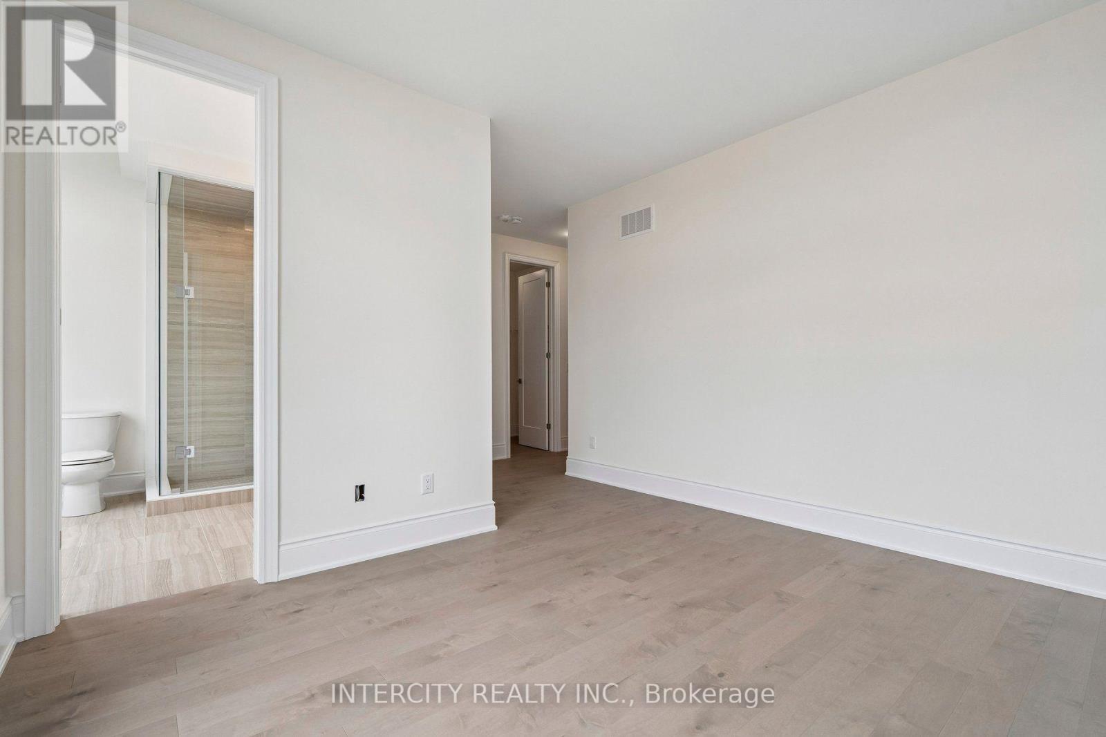 17 GARRIOCK HALL AVENUE - 30
