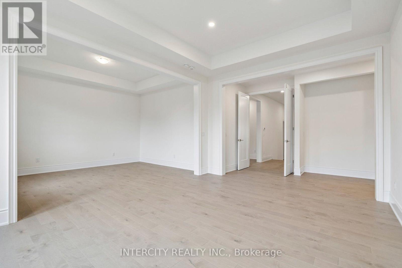 17 GARRIOCK HALL AVENUE - 32