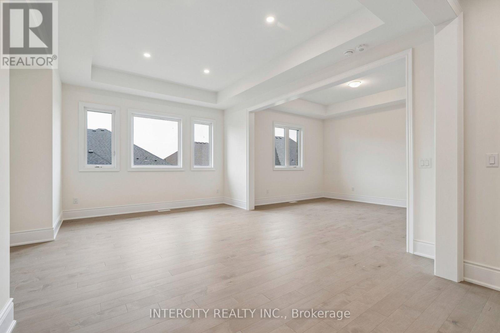 17 GARRIOCK HALL AVENUE - 34