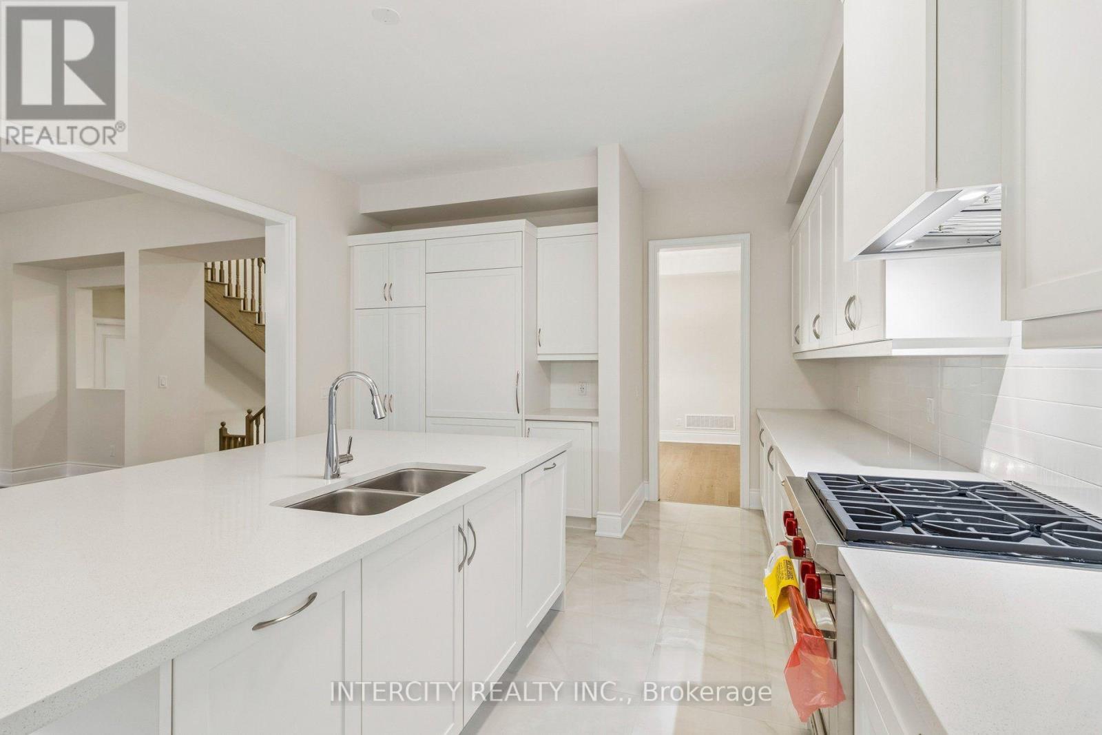 15 GARRIOCK HALL AVENUE - 21