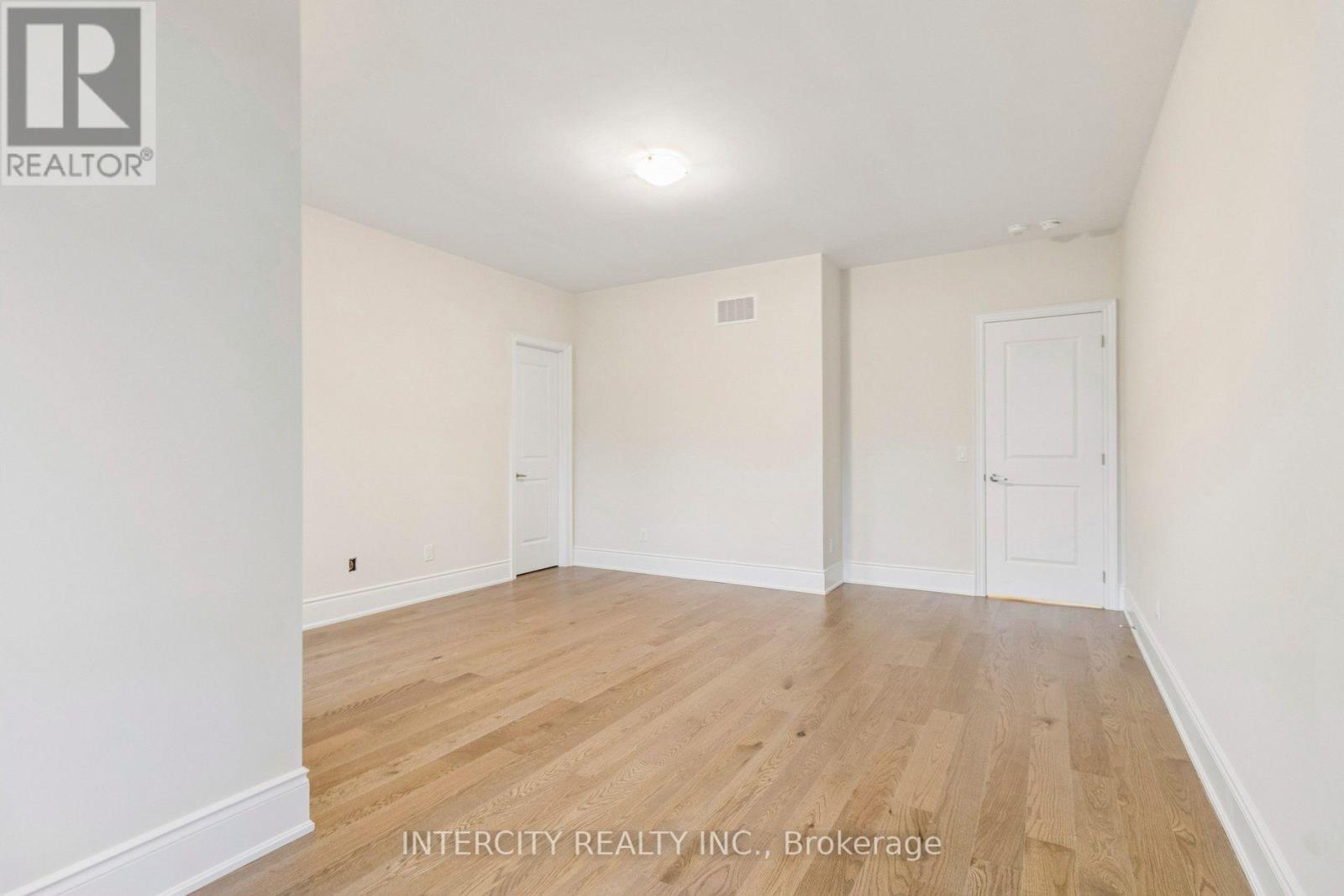 15 GARRIOCK HALL AVENUE - 33