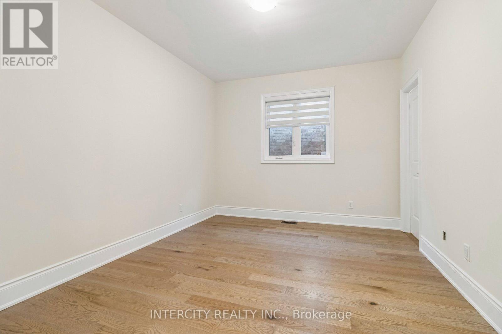 15 GARRIOCK HALL AVENUE - 35
