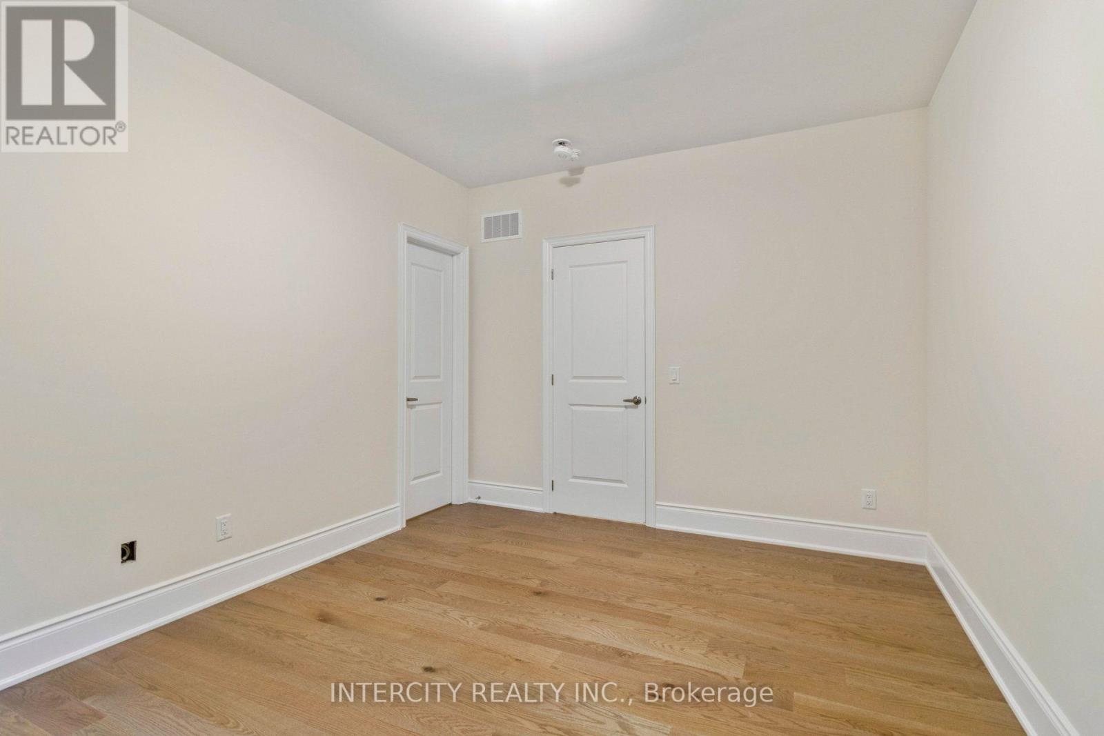 15 GARRIOCK HALL AVENUE - 36