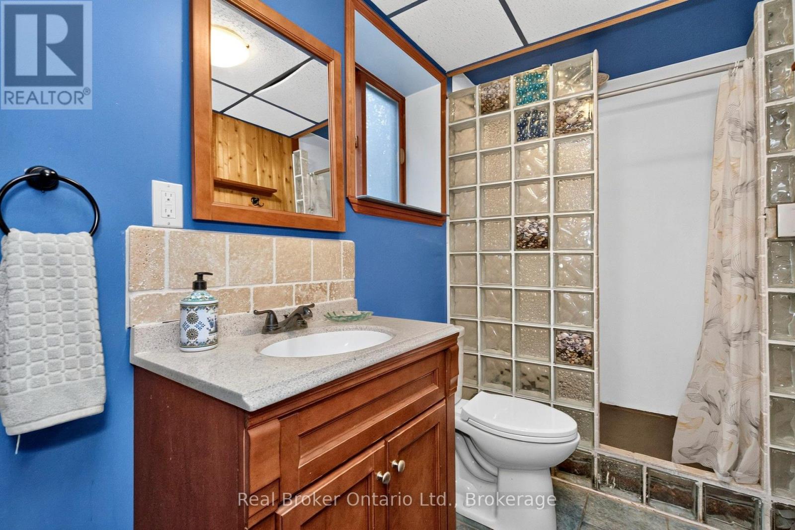 24 FERNANNE DRIVE - 33