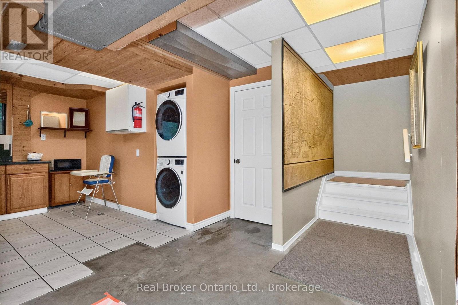 24 FERNANNE DRIVE - 34