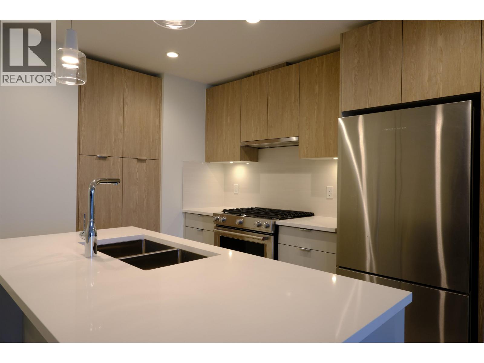 203 108 E 8TH STREET, North Vancouver