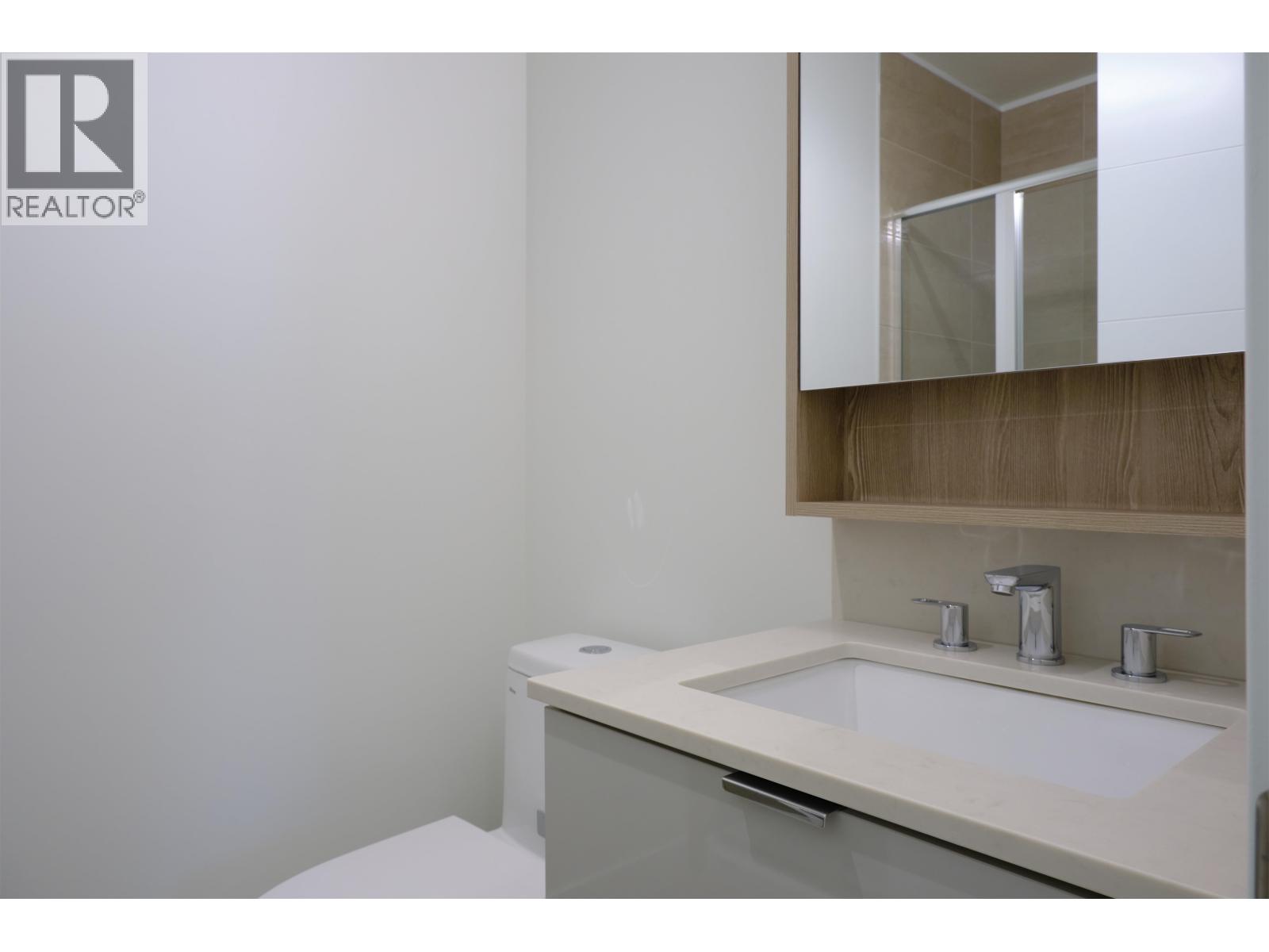 203 108 E 8TH STREET, North Vancouver