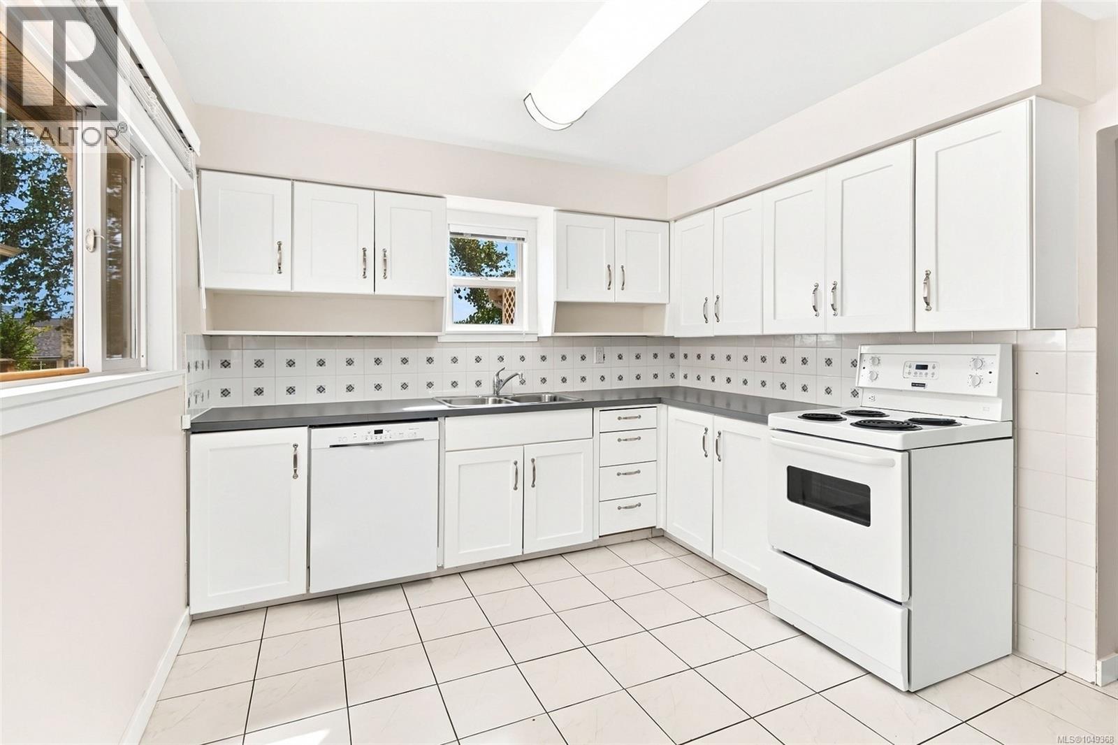 3930 Cedar St - Image 6