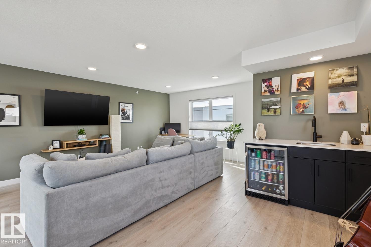 #6 9745 92 ST NW - 37