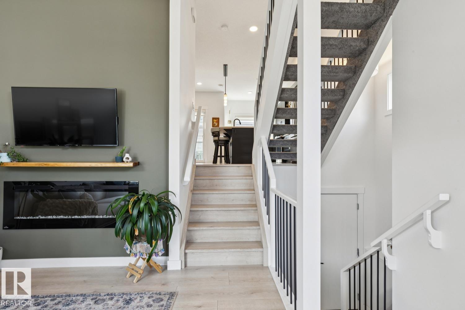 #6 9745 92 ST NW - 8