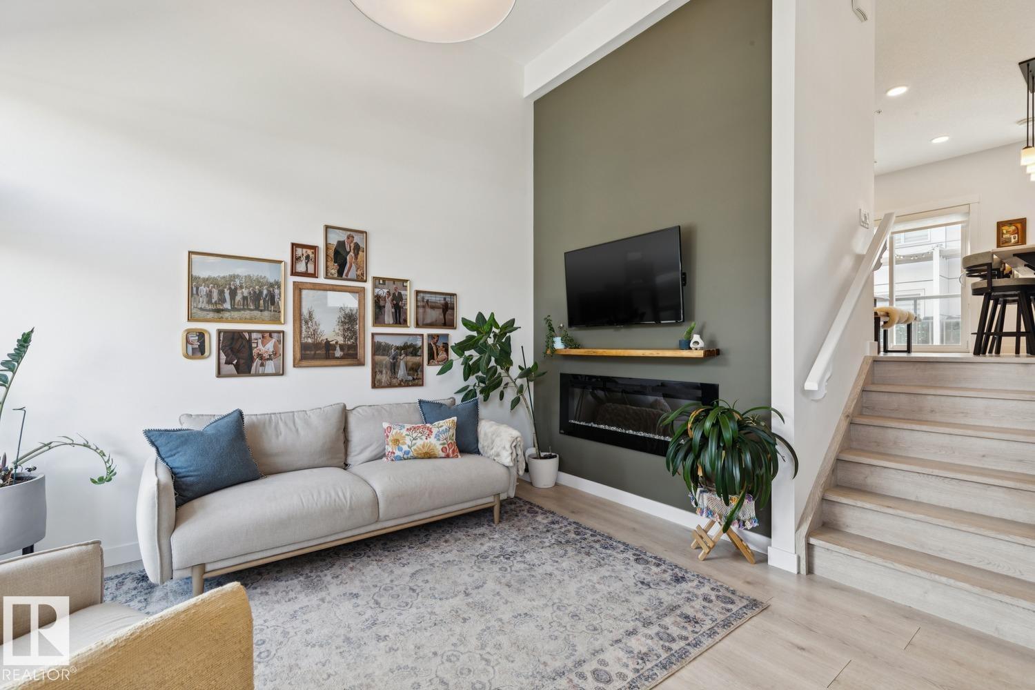#6 9745 92 ST NW - 4