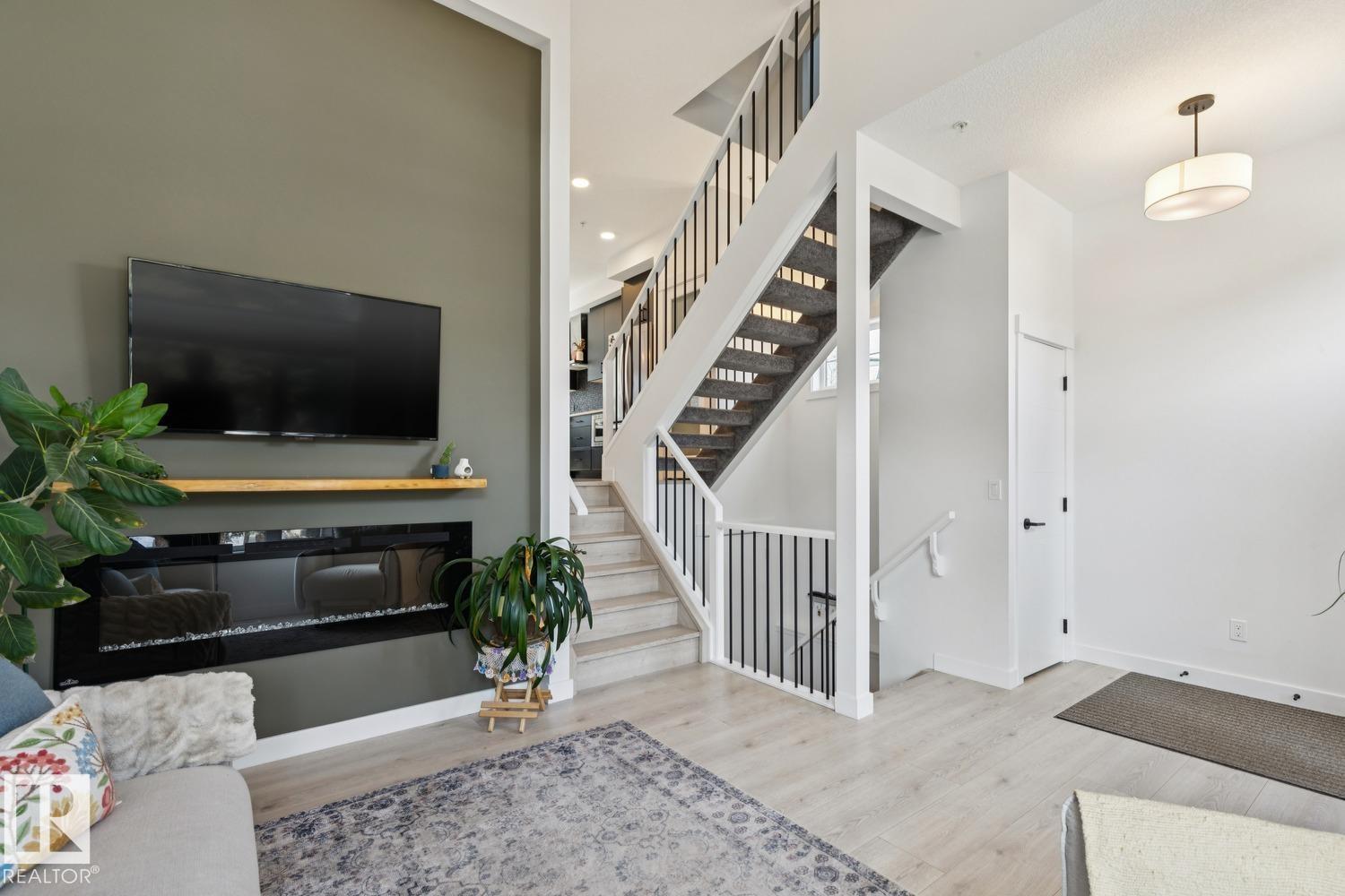#6 9745 92 ST NW - 7