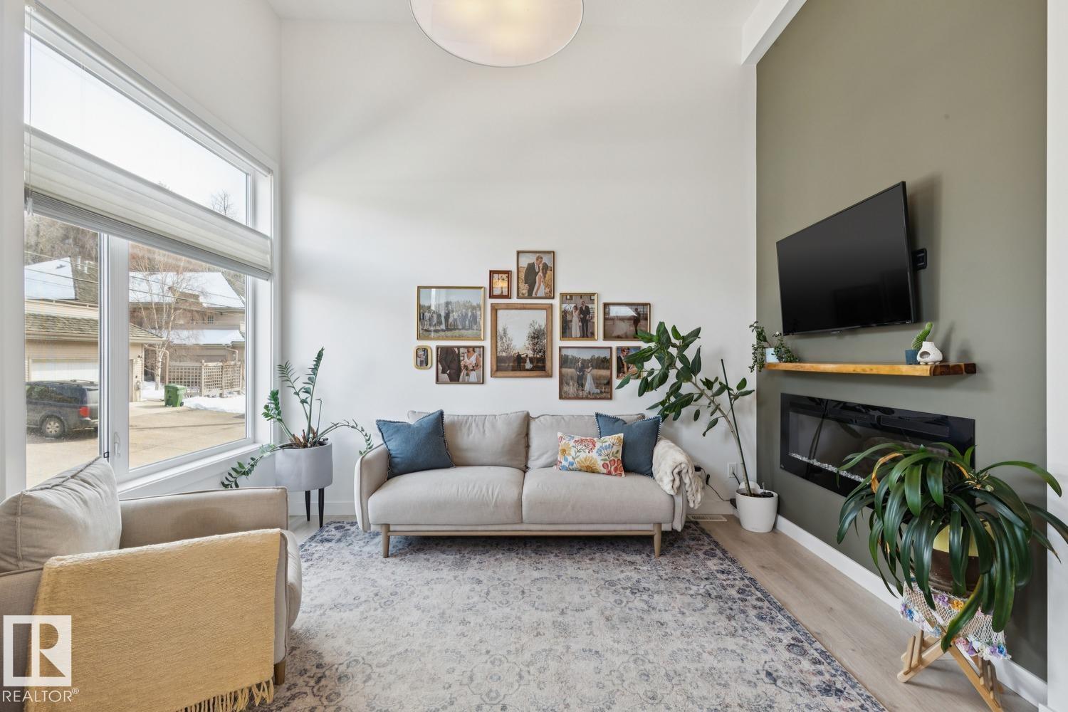 #6 9745 92 ST NW - 5