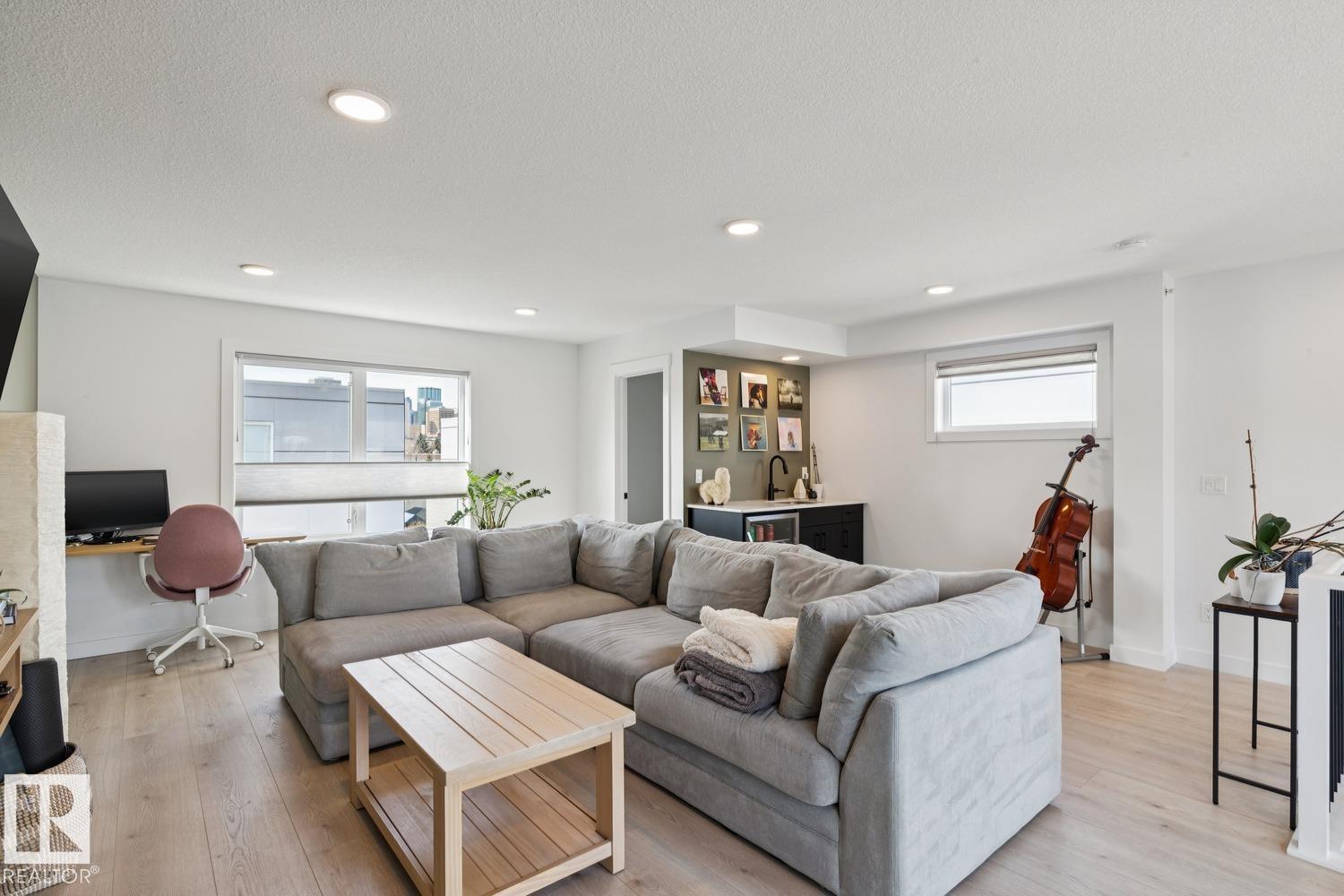 #6 9745 92 ST NW - 35