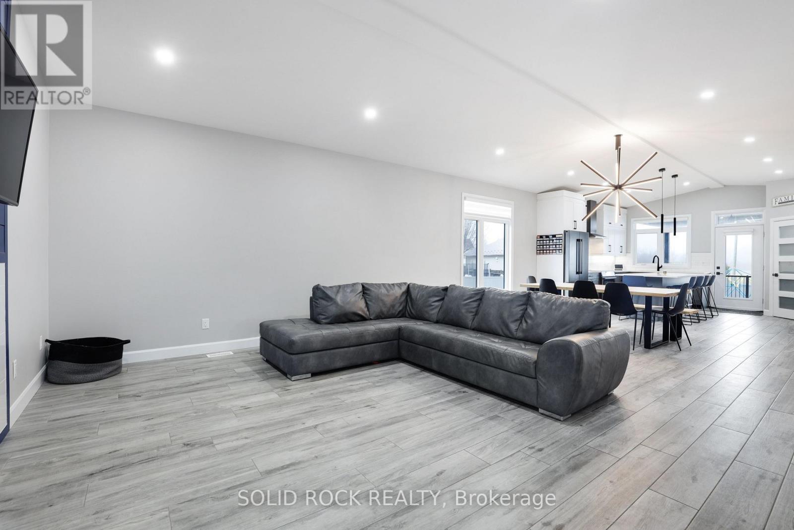 5 Bed, 3 Bath House for Sale in Russell – 216 FILION STREET, Russell – MLS# X13774414 - Image 15