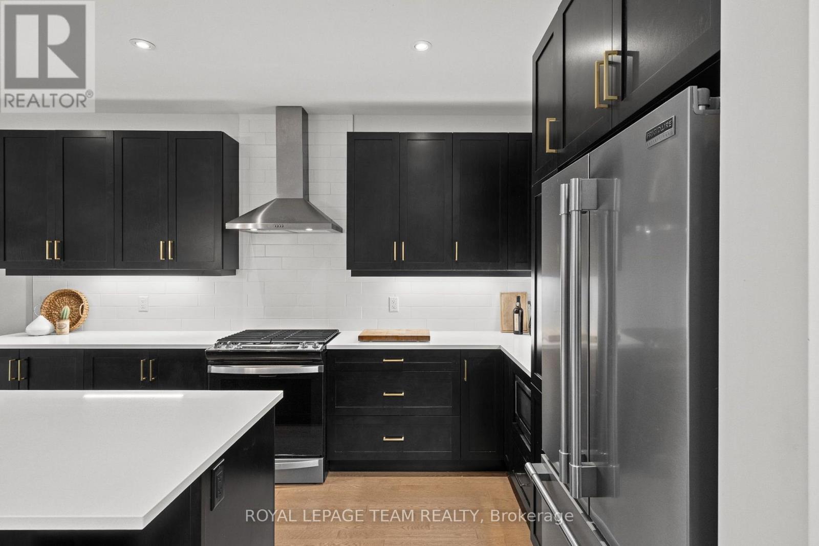 1037 EIDER STREET - 11
