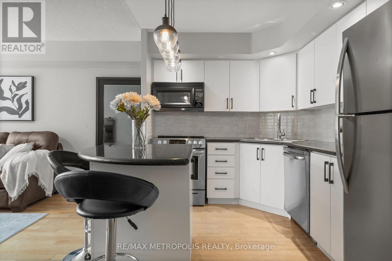 #836 250 WELLINGTON STREET W - 19