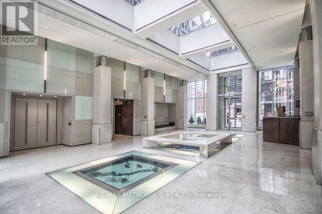#836 250 WELLINGTON STREET W - 2