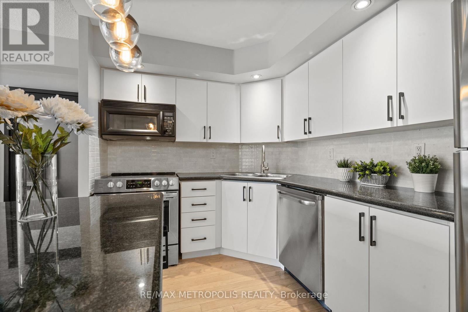 #836 250 WELLINGTON STREET W - 21