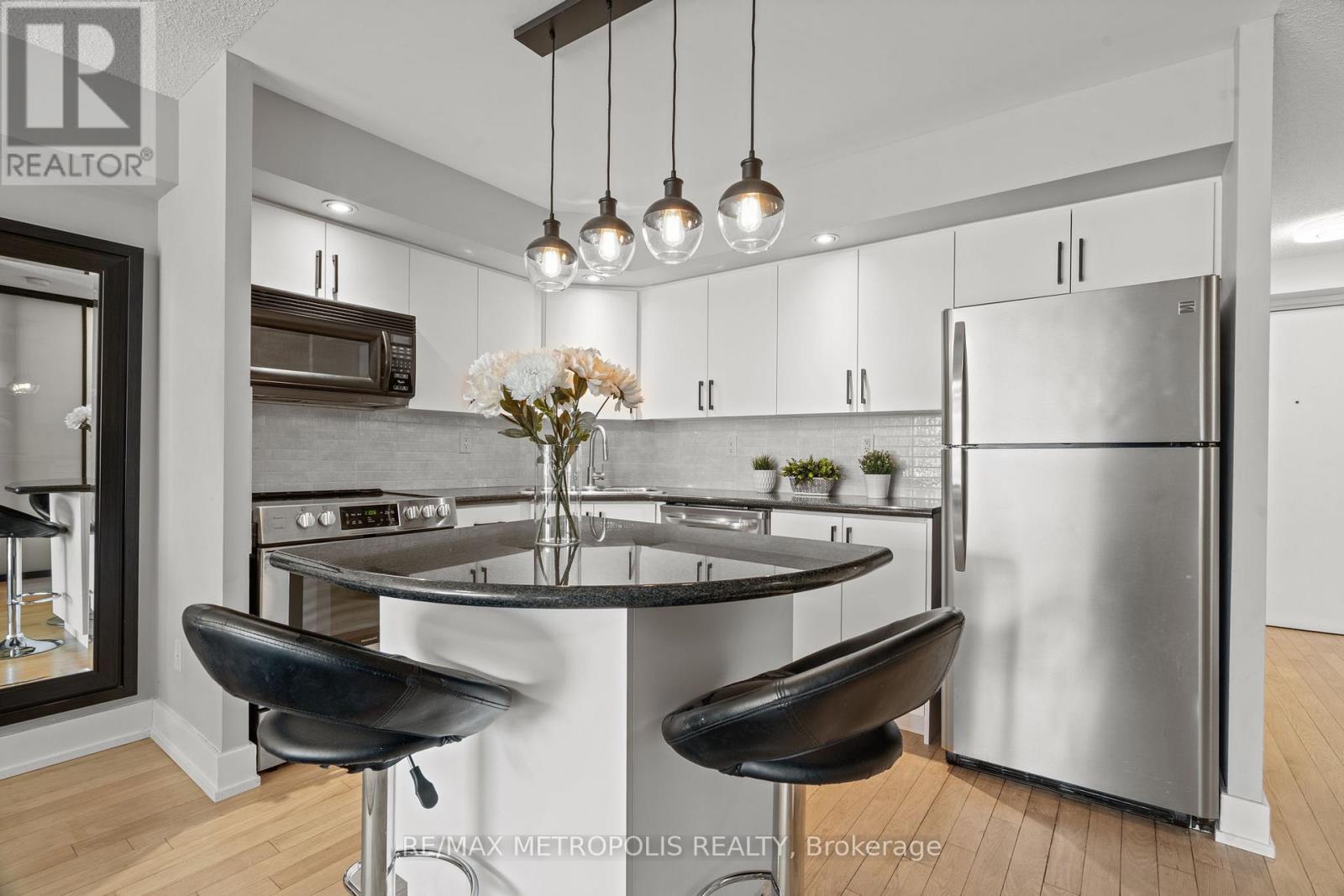 #836 250 WELLINGTON STREET W - 22
