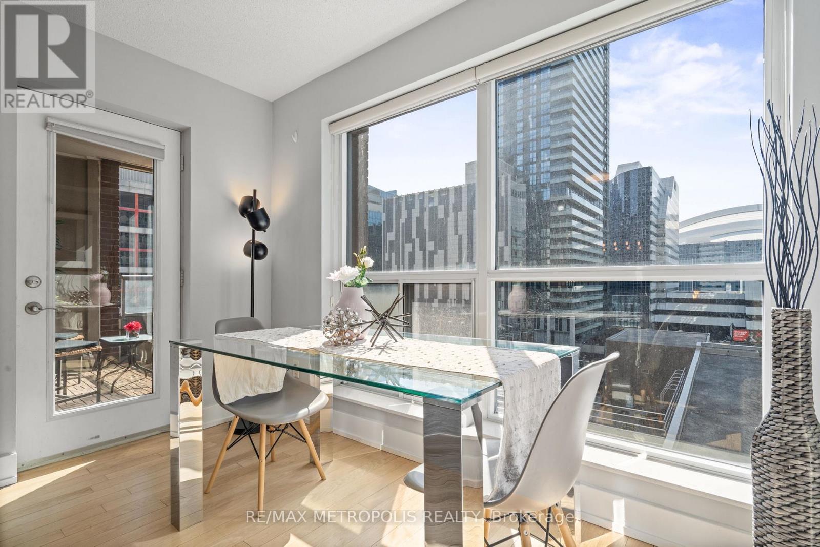 #836 250 WELLINGTON STREET W - 24