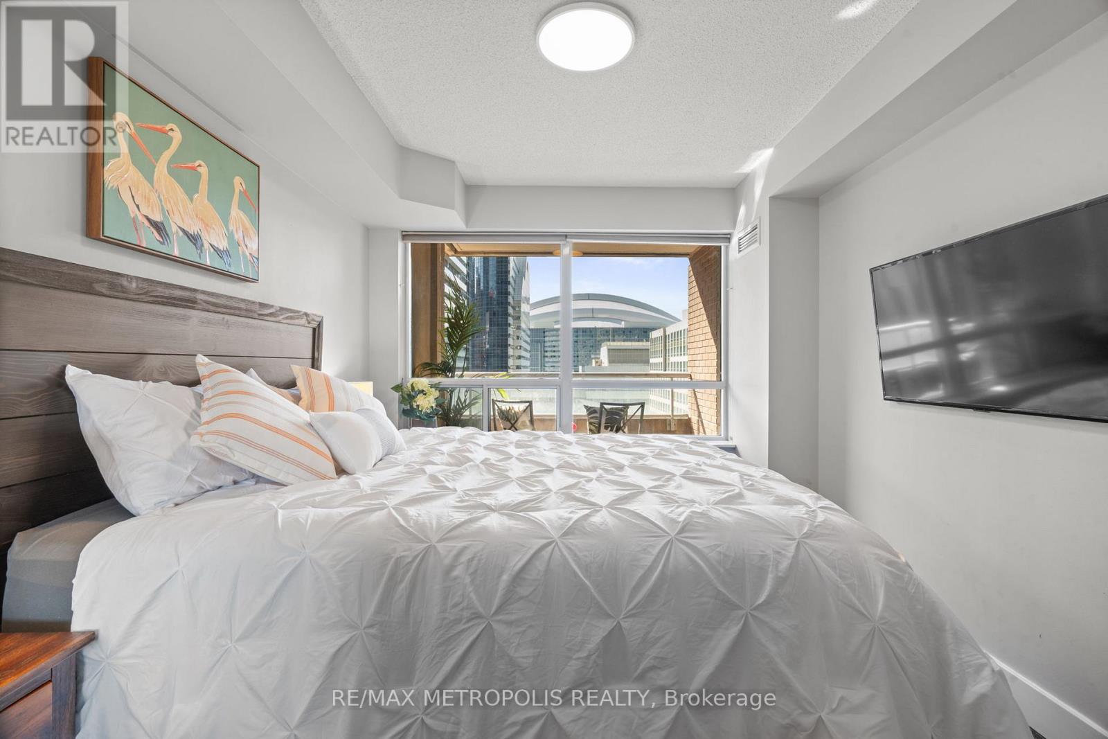 #836 250 WELLINGTON STREET W - 5