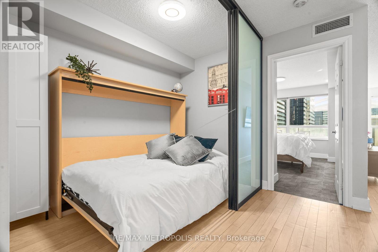 #836 250 WELLINGTON STREET W - 8