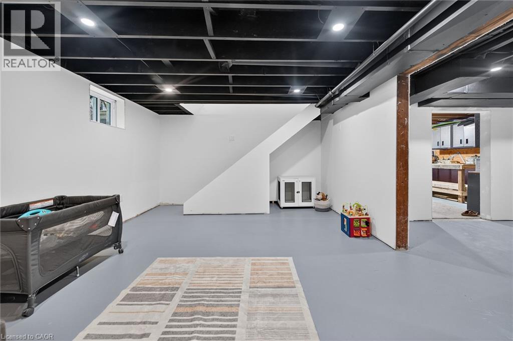 2098 ST. JOHN'S Road W - 32