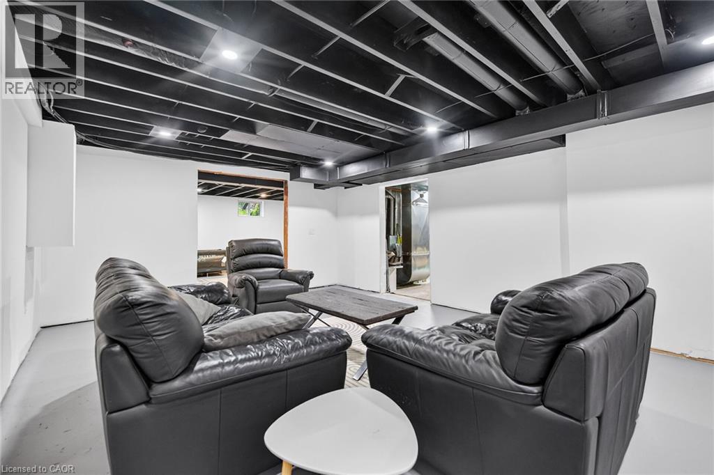 2098 ST. JOHN'S Road W - 33