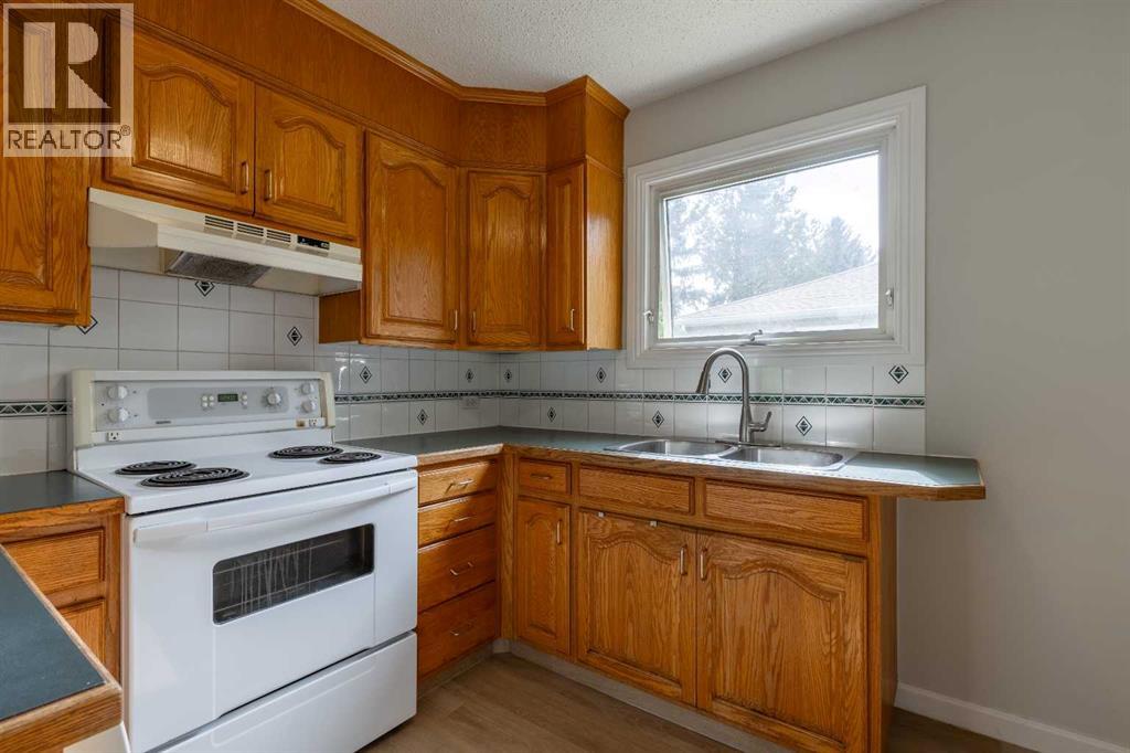 1102 20 Street S - 12