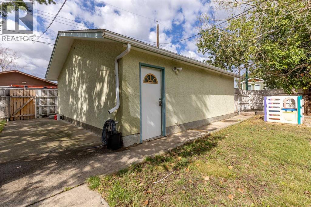 1102 20 Street S - 35