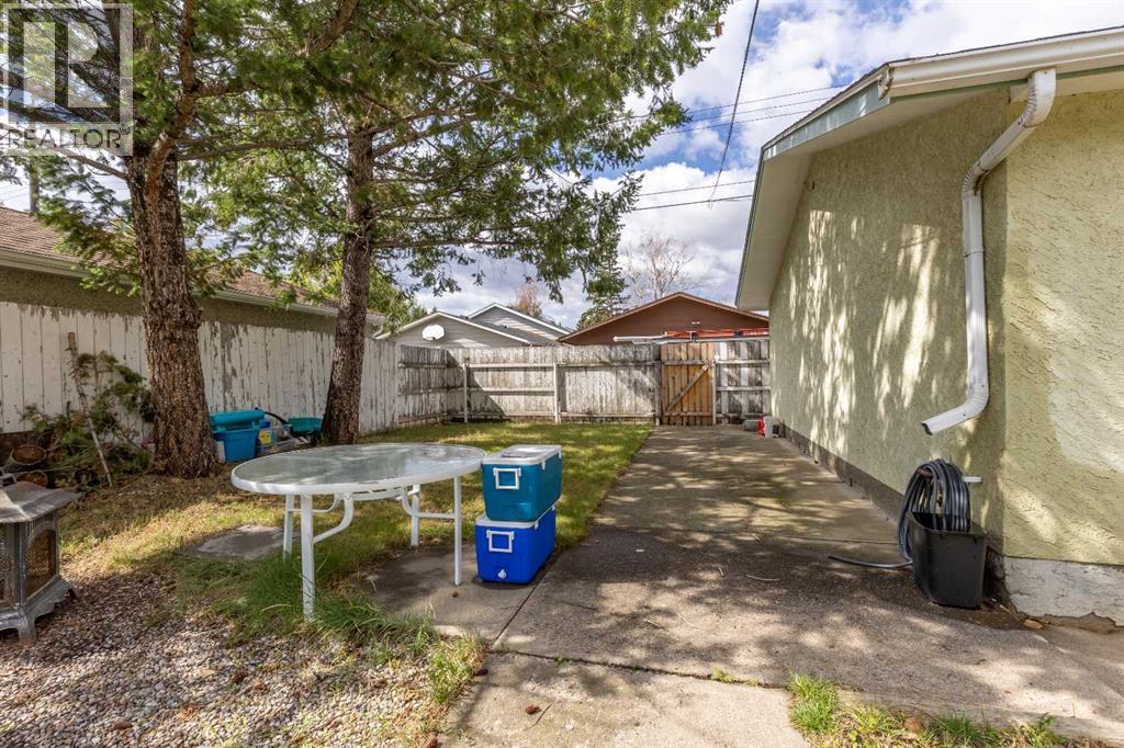 1102 20 Street S - 36