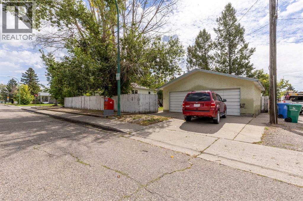 1102 20 Street S - 38