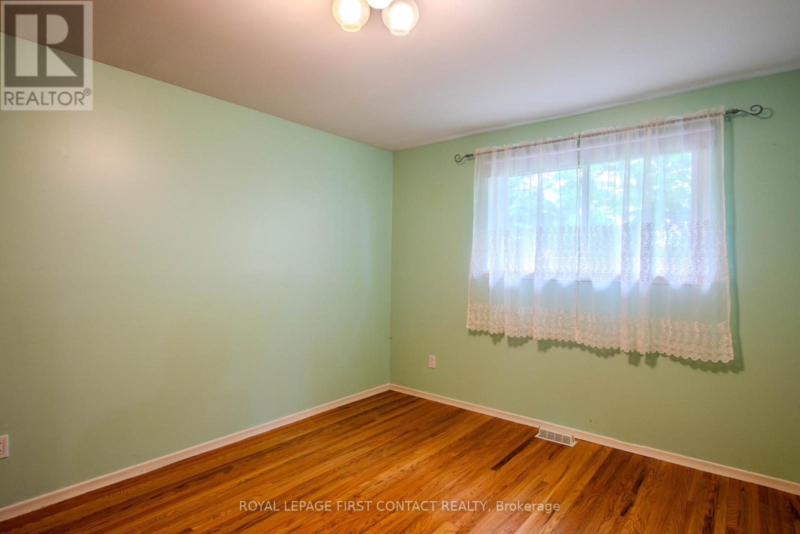 12 DAPHNE CRESCENT - 12