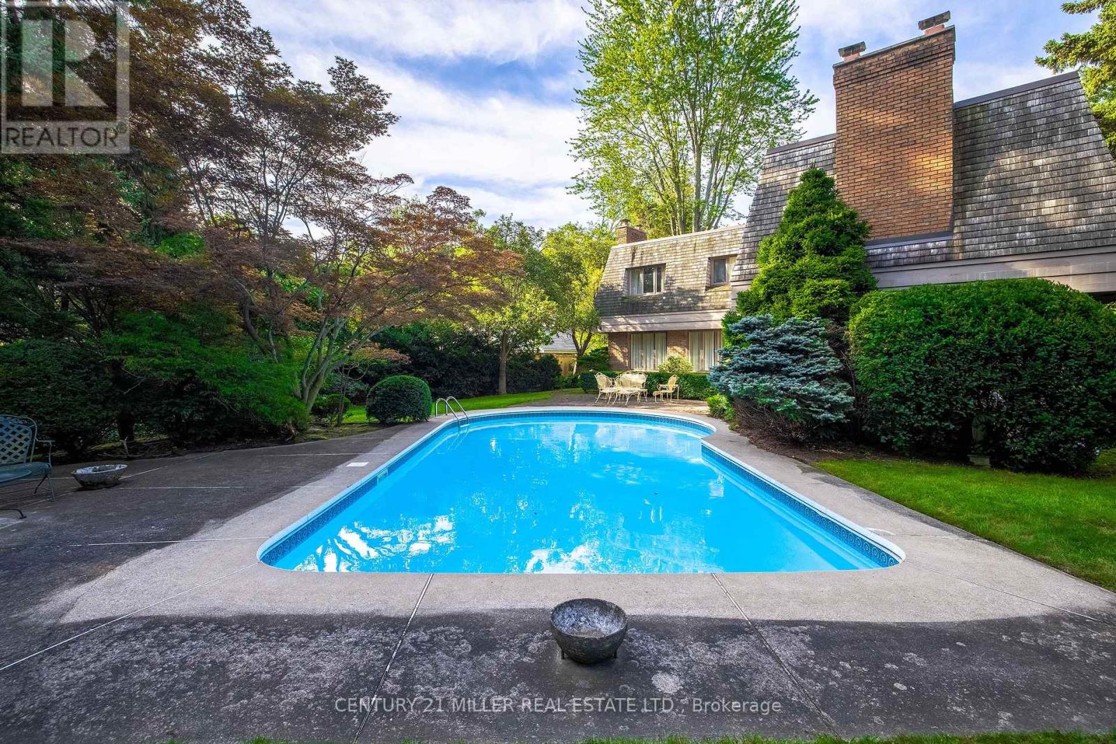 16 COLONIAL CRESCENT - 10