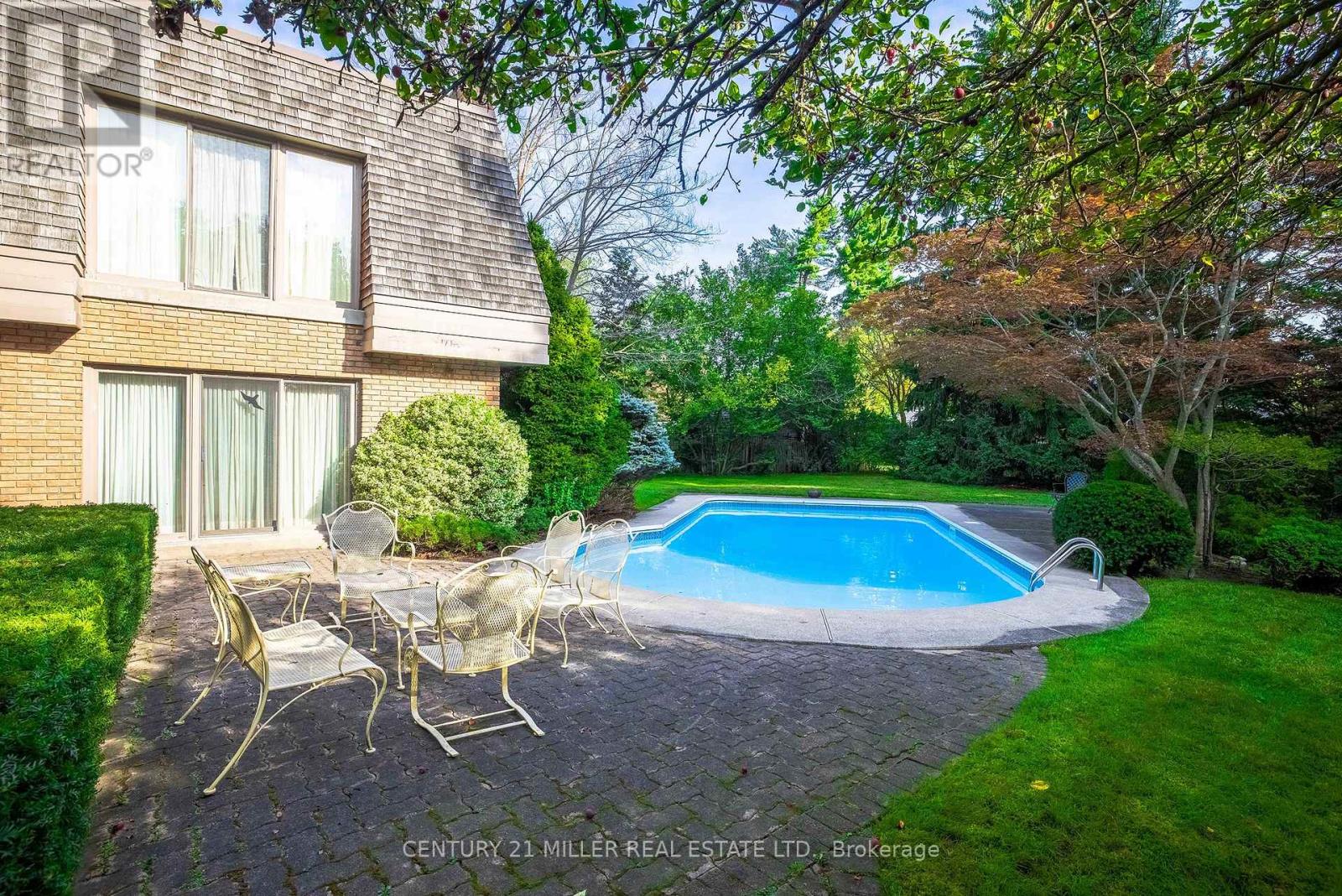 16 COLONIAL CRESCENT - 11