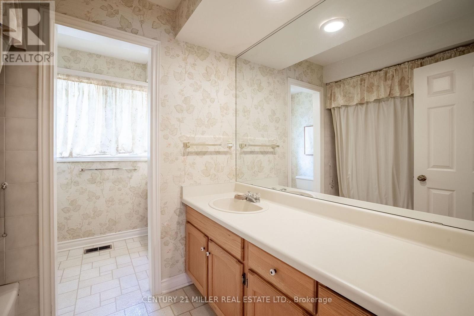 16 COLONIAL CRESCENT - 26