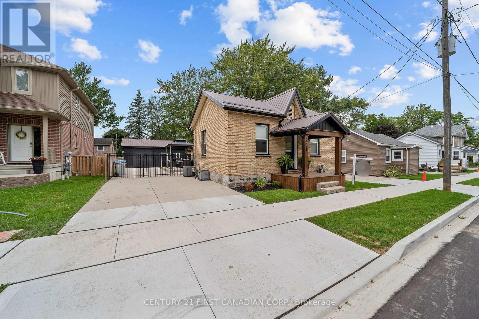 201 WATER STREET, Lucan Biddulph (Lucan)