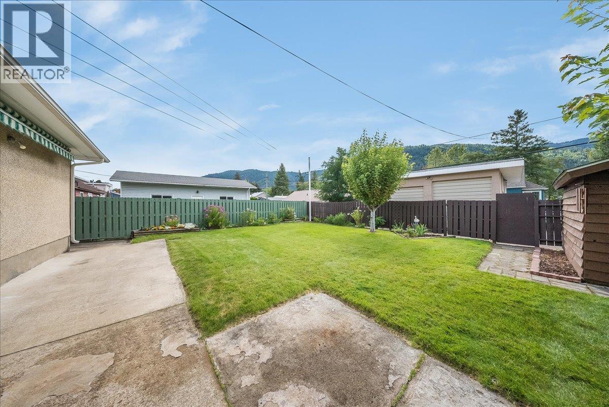 2038 Sixth Avenue, Trail