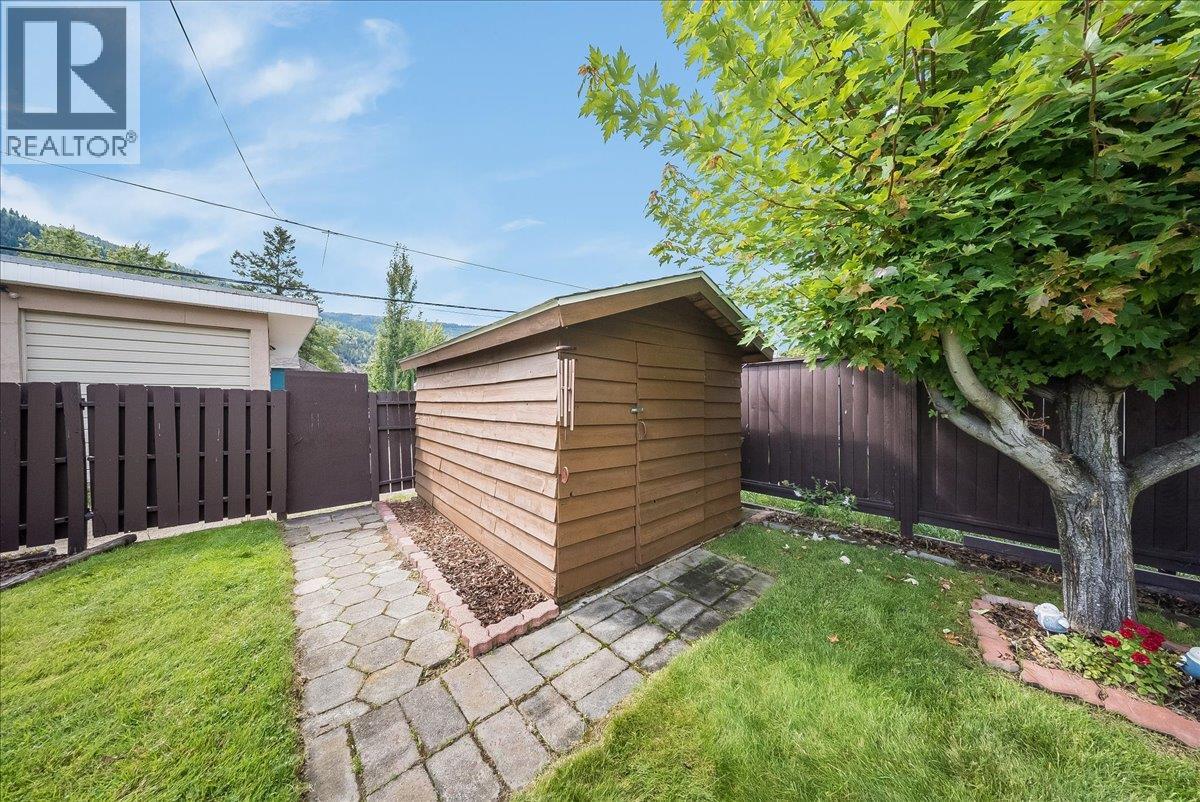 2038 Sixth Avenue, Trail