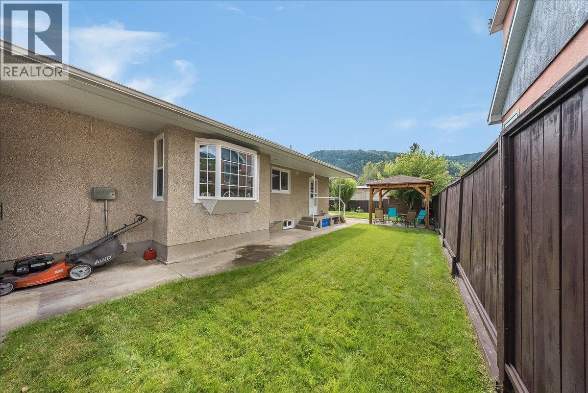 2038 Sixth Avenue, Trail